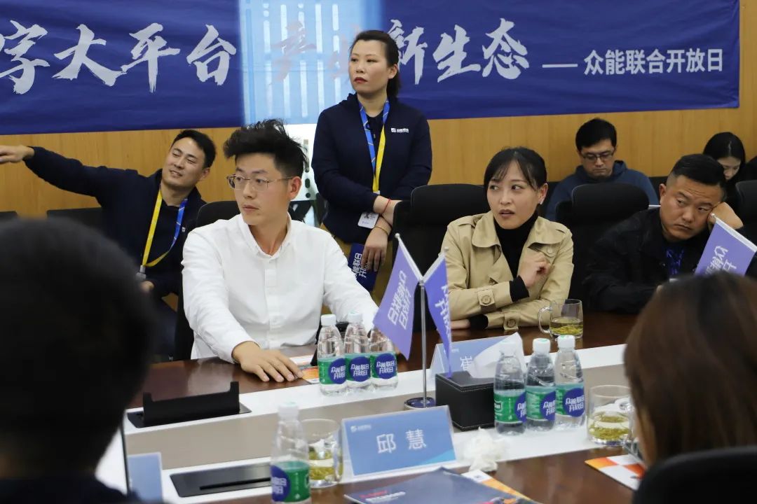 崔总进行行业分享.jpg 崔总进行行业分享.jpg